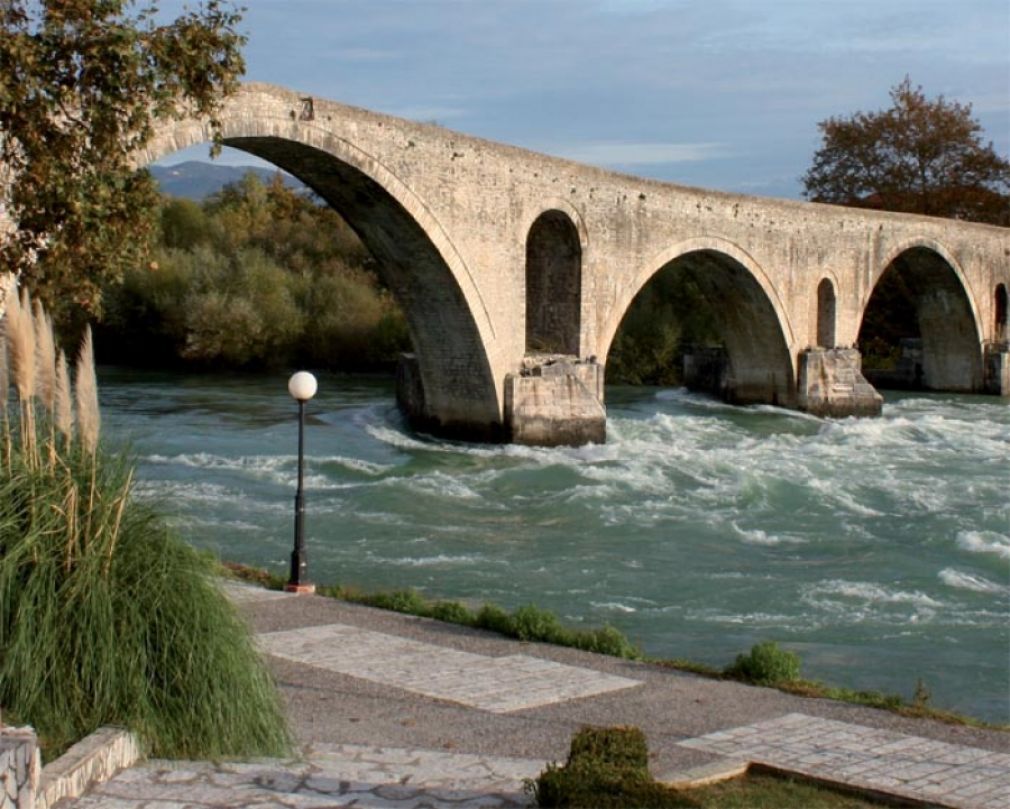 Ά&rho;&tau;&alpha; &eta; &pi;&epsilon;&rho;&iota;&omicron;&chi;ή &tau;&omega;&nu; &theta;&rho;ύ&lambda;&omega;&nu; &kappa;&alpha;&iota; &tau;&omega;&nu; &pi;&alpha;&rho;&alpha;&delta;ό&sigma;&epsilon;&omega;&nu;