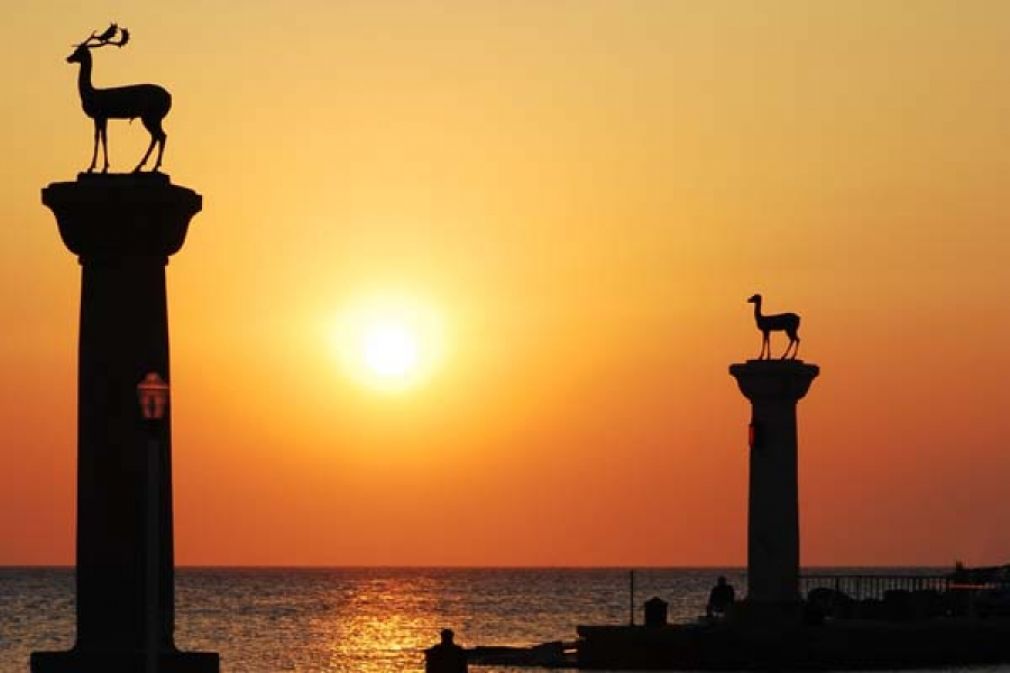 &Alpha;&gamma;&alpha;&pi;&eta;&mu;έ&nu;&omicron;&sigmaf; &kappa;&alpha;&lambda;&omicron;&kappa;&alpha;&iota;&rho;&iota;&nu;ό&sigmaf; &pi;&rho;&omicron;&omicron;&rho;&iota;&sigma;&mu;ό&sigmaf; &eta; &Rho;ό&delta;&omicron;&sigmaf;