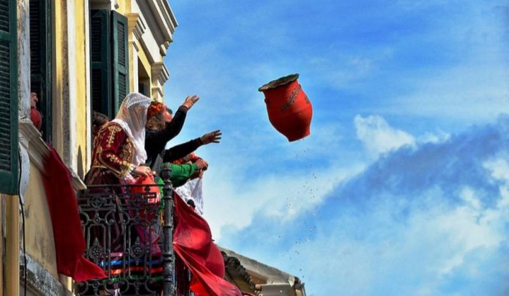 &Pi;&alpha;&rho;&alpha;&delta;&omicron;&sigma;&iota;&alpha;&kappa;ό &Pi;ά&sigma;&chi;&alpha; &sigma;&tau;&eta;&nu; &Kappa;έ&rho;&kappa;&upsilon;&rho;&alpha;